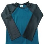 Franela surfista infantil y juvenil (Turquesa oscuro con mangas negras)