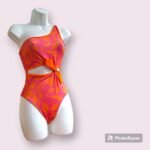 Entero juvenil estampado con apertura en cintura