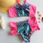 Bikini con ruche en panty rosado con escamas tornasol